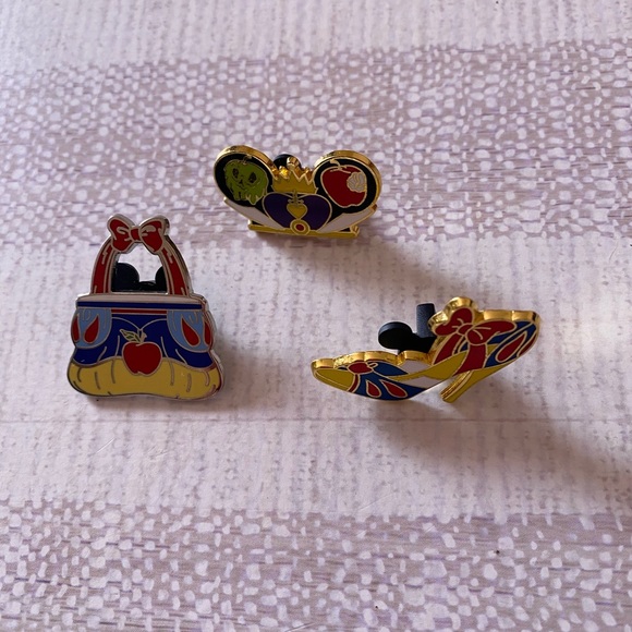 Disney Accessories - Disney Snow White Pins